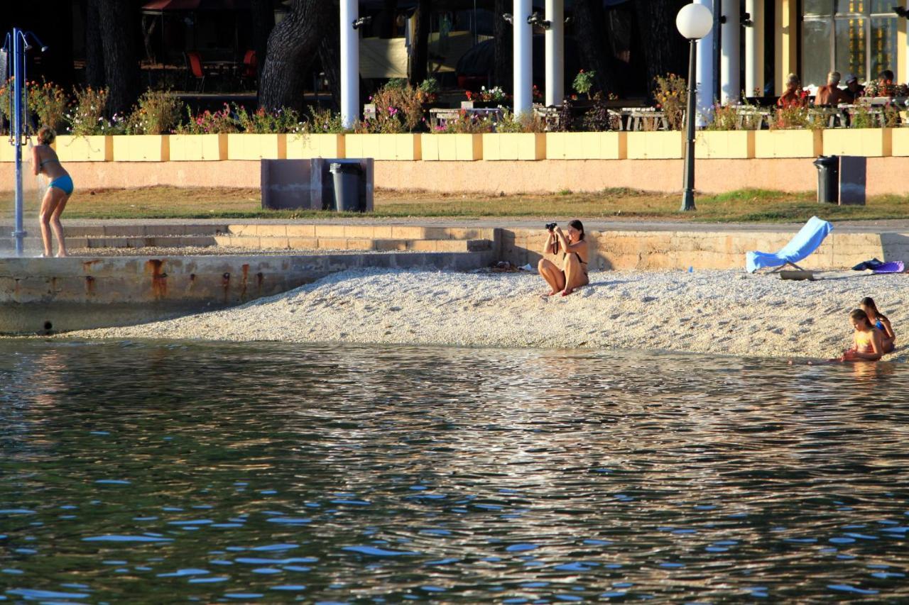 Family Friendly Apartments With A Swimming Pool Valbandon, Fazana - 2201 Štinjan Exteriér fotografie