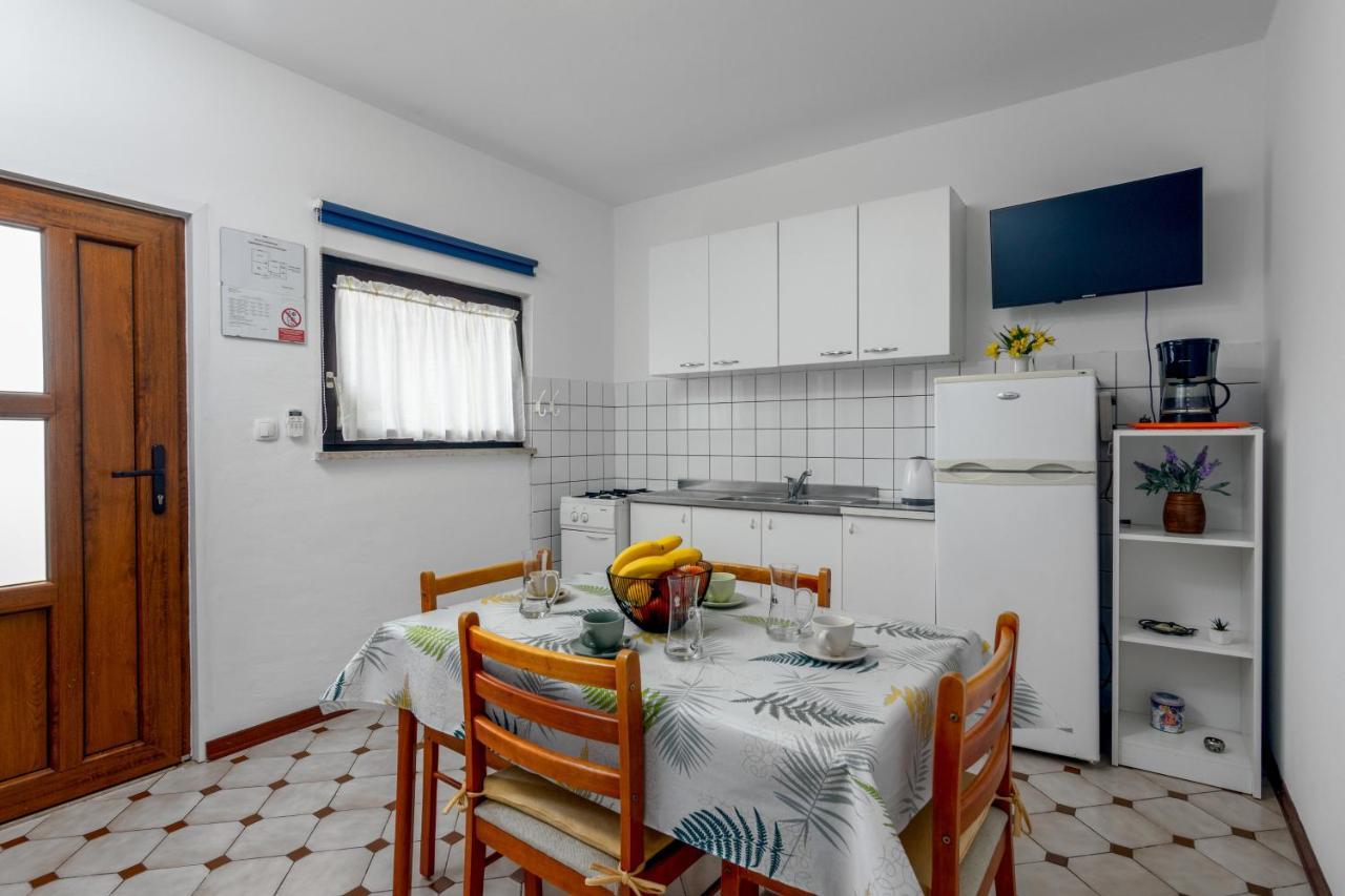 Family Friendly Apartments With A Swimming Pool Valbandon, Fazana - 2201 Štinjan Exteriér fotografie