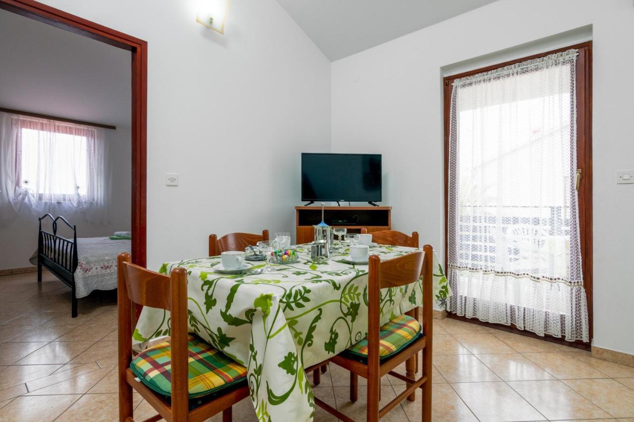 Family Friendly Apartments With A Swimming Pool Valbandon, Fazana - 2201 Štinjan Exteriér fotografie